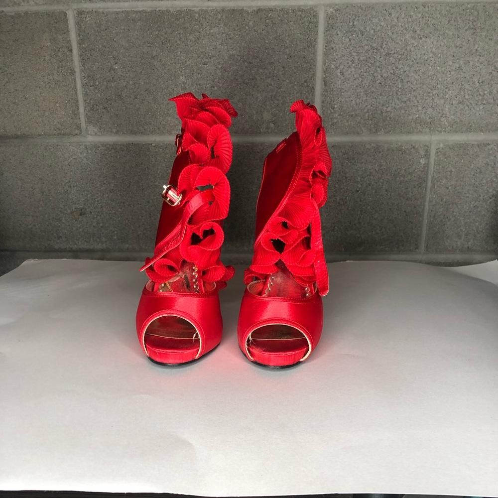 Red fancy heel. Size 8.5